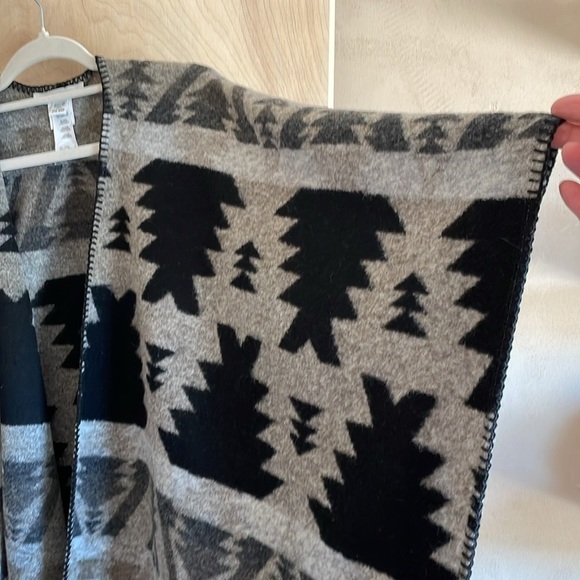 Karen by Karen Kane Wrap Southwestern Pattern Black Gray OS Women’s - Picture 6 of 9